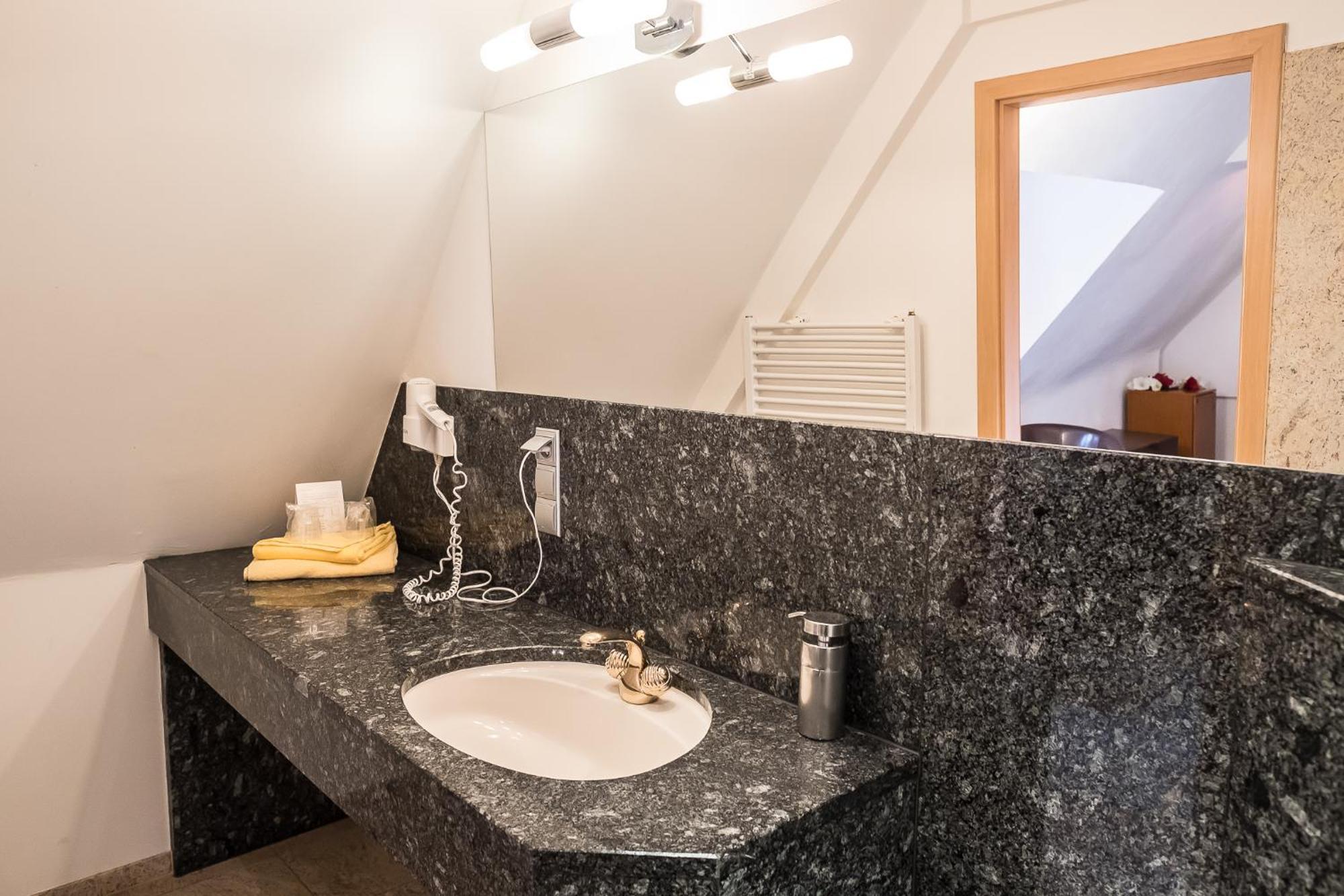Marktplatzhotel - Restaurant Tafelspitz Weinheim Chambre photo